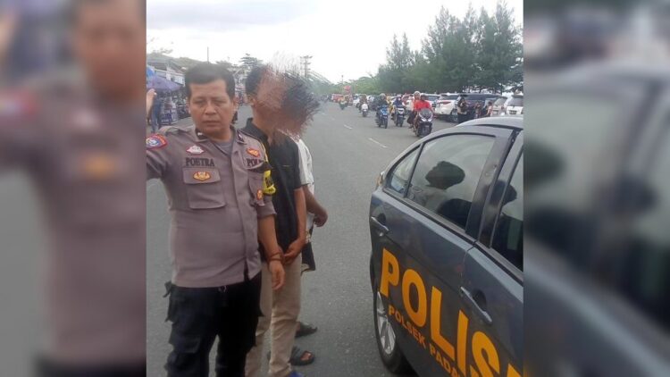 Satpol PP menyerahkan dua remaja diduga melakukan pungli ke polisi. (Foto: Dok. Satpol PP Padang)
