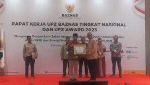 Ketua Pengurus UPZ BAZNAS Semen Padang, Durain Parmanoan (kanan), saat menerima penghargaan UPZ Awards 2023 yang diserahkan oleh Wakil Ketua BAZNAS RI H. Mohkhamad Mahdum, SE pada Rapat Kerja UPZ BAZNAS Tingkat Nasional dan UPZ Awards 2023 yang digelar pada Selasa (5/12/2023) malam di Jakarta. (dok. istimewa)