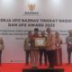 Ketua Pengurus UPZ BAZNAS Semen Padang, Durain Parmanoan (kanan), saat menerima penghargaan UPZ Awards 2023 yang diserahkan oleh Wakil Ketua BAZNAS RI H. Mohkhamad Mahdum, SE pada Rapat Kerja UPZ BAZNAS Tingkat Nasional dan UPZ Awards 2023 yang digelar pada Selasa (5/12/2023) malam di Jakarta. (dok. istimewa)