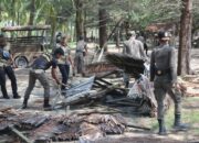 Diduga jadi Tempat Indehoi, 40 Pondok di Pantai Pasir Jambak Padang Dibongkar