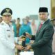 Gubernur Sumbar, Mahyeldi (kanan) resmi melantik Bupati Pasaman sisa masa jabatan 2021-2024, Sabar AS. (Foto: Dok. Adpim)
