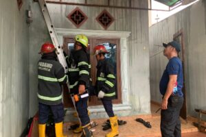 Petugas mendatangi lokasi kejadian yang nyaris menghanguskan satu rumah di kawasan Koto Tangah pada Rabu (13/12/2023) sore. (Foto: Dok. Dinas Damkar Padang)