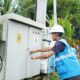Petugas PLN memeriksa jaringan listrik. (ANTARA/HO-PLN UID Sumbar)