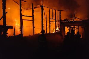 Kebakaran di kawasan Tanjung Saba, Kecamatan Lubuk Begalung pada Selasa (19/12/2023) dini hari. (Foto: Dok. Dinas Damkar Padang)