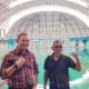 Panitia pelaksana lomba renang Minangkabau Open Swimming Championship yang diikuti enam provinsi di Pulau Sumatera, Juhardio Anse (kiri) dan Damsir (kanan). (Foto: Dok. Istimewa)