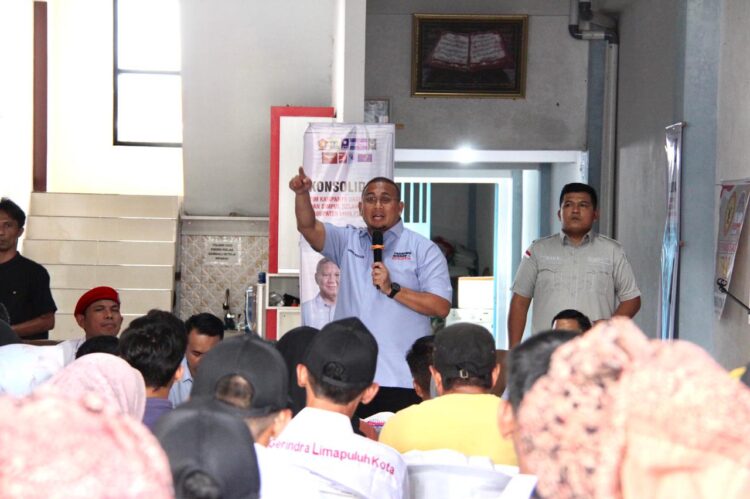 Ketua Prabowo Subianto-Gibran Rakabuming Raka Sumbar Andre Rosiade melakukan konsolidasi dengan TKD dan simpul relawan dan milenial di Kabupaten Limapuluh Kota dan Kota Payakumbuh. (Foto: Dok. Tim AR)