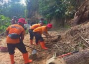 Jalan Penghubung Baso-Batusangkar Tertimbun Longsor