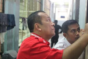 Irwil III Kemenkumham, Iwan Santoso (baju merah) didampingi Kepala Rutan Kelas IIB Padang, Welli Kamil meninjau kondisi sel tahanan di penjara tersebut. (Foto: Dok. Humas Rutan Padang)