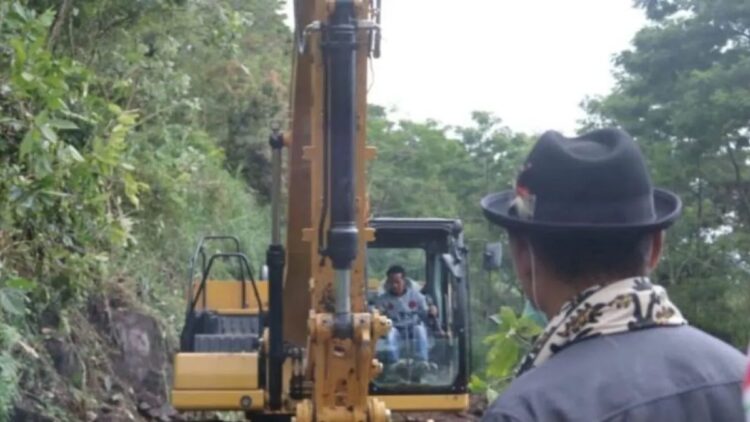 Bupati Solok Epyardi Asda saat mengerahkan seluruh alat berat siaga ke lokasi banjir bandang di Nagari Surian, Kabupaten Solok, Sumbar (ANTARA/HO-Diskominfo)