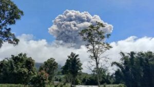 Letusan Gunung Marapi yang terlihat jelas dari Kabupaten Agam. Gunung api aktif setinggi 2.891 Mdpl itu masih mengalami erupsi di hari ke-20 sejak erupsi awal Desember ini (Antara/HO-Dokumen Pribadi)