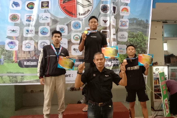 Panitia pelaksana Minangkabau Open Swimminy Championship, Juhardio Anse memberikan medali dan piagam kepada peserta lomba renang se-Sumatera. (Foto: Dok. Radarsumbar.com)
