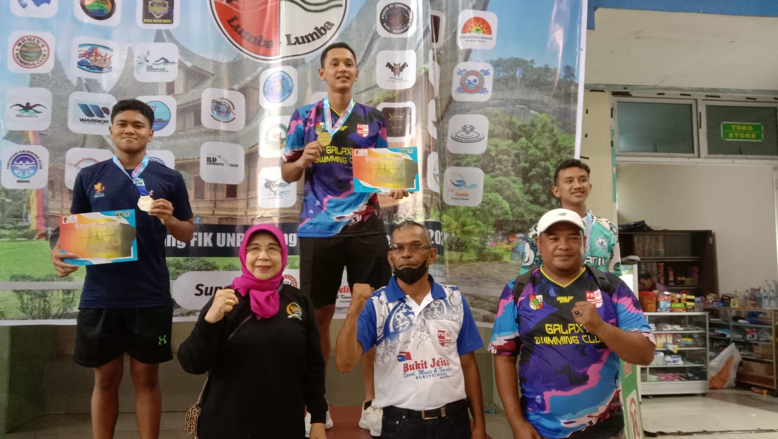 Anggota DPD RI, Emma Yohanna menyerahkan medali dan piagam penghargaan kepada peserta lomba renang se-Sumatera. (Foto: Dok. Radarsumbar.com)