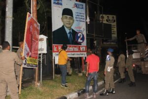 Penertiban baliho dan Alat Peraga Kampanye (APK) Caleg yang melanggar aturan di Padang. (Foto: Dok. Satpol PP Padang)