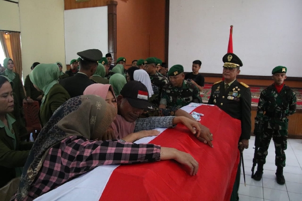 Keluarga memeluk peti jenazah Kopda Hendrianto yang gugur ditembak Kelompok Kriminal Bersenjata (KKB) di Kabupaten Maybrat, Papua Barat Daya. (Foto: Dok. Penrem 032 Wirabraja)