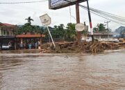 Terjunkan Alat Berat, Material Kayu Sebabkan Banjir di Panapa Pasaman Mulai Dibersihkan
