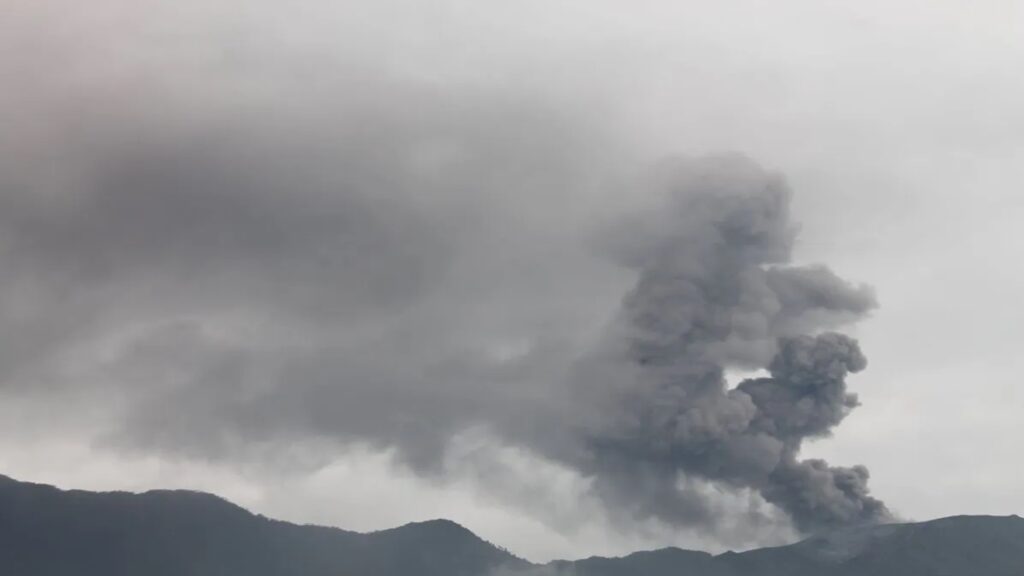 Erupsi Gunung Marapi Sumatera Barat yang masih terus terjadi sejak Minggu (3/12/2023) hingga Senin (4/12/2023). Erupsi ini membuat Tim SAR gabungan harus menunda dan waspada saat melakukan proses evakuasi dan pencarian korban yang berada di sekita puncak (Antara/Al Fatah)