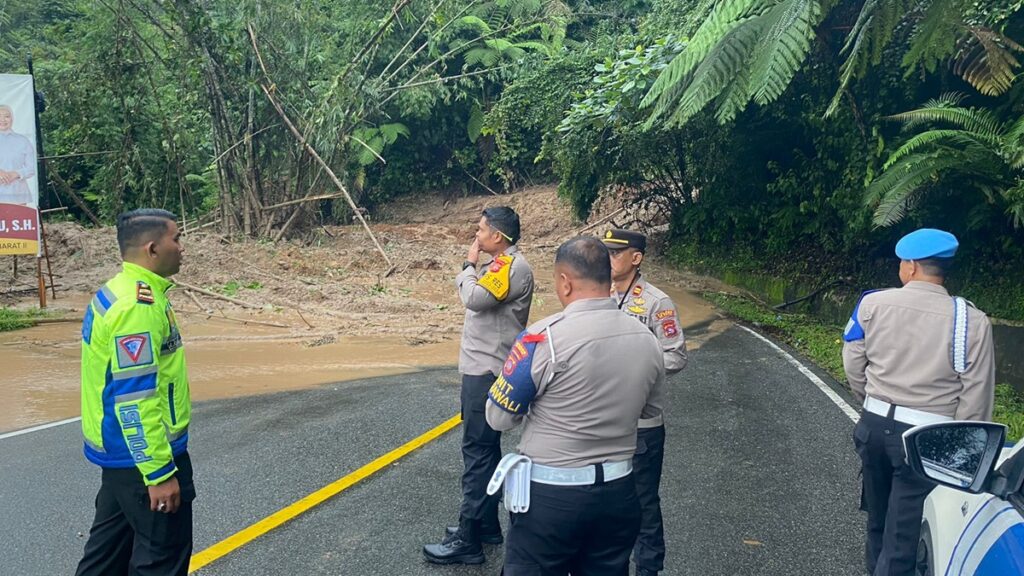 Polres 50 Kota kirim personel ke lokasi banjir dan longsor. (dok. istimewa)