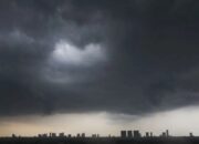 BMKG: Waspada Bibit Siklon 91W dan Potensi Banjir Rob di Sejumlah Wilayah