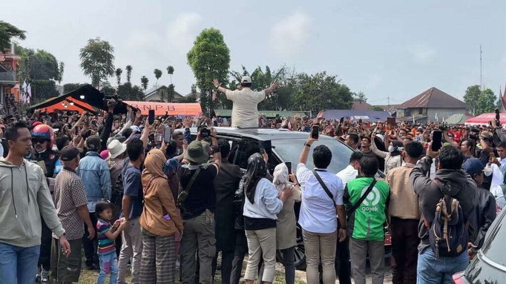 Prabowo Subianto saat berada di pos evakuasi korban Gunung Marapi. (dok. istimewa)