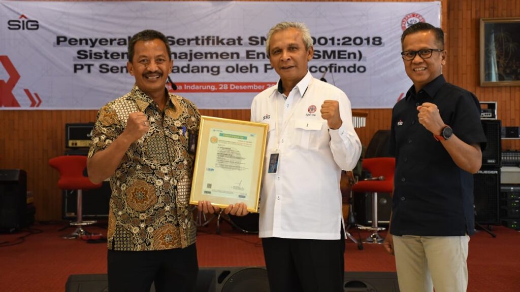 Dirut PT Semen Padang Asri Mukhtar Dt Tumangguang Basa (tengah) didampingi Direktur Operasional PT Semen Padang Indrieffouny Indra (kanan) menerima Sertifikat SME SNI ISO 50001:2018 dari Dirut Sucofindo Jobi Triananda Hasjim, Kamis (28/12/2023). (dok. Humas)