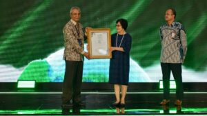Direktur Utama PT Semen Padang Asri Mukhtar Datuk Tumangguang Basa (kiri) menerima Penghargaan ICA 2023 di Jakarta, Senin (4/12/2023). (dok. Humas)