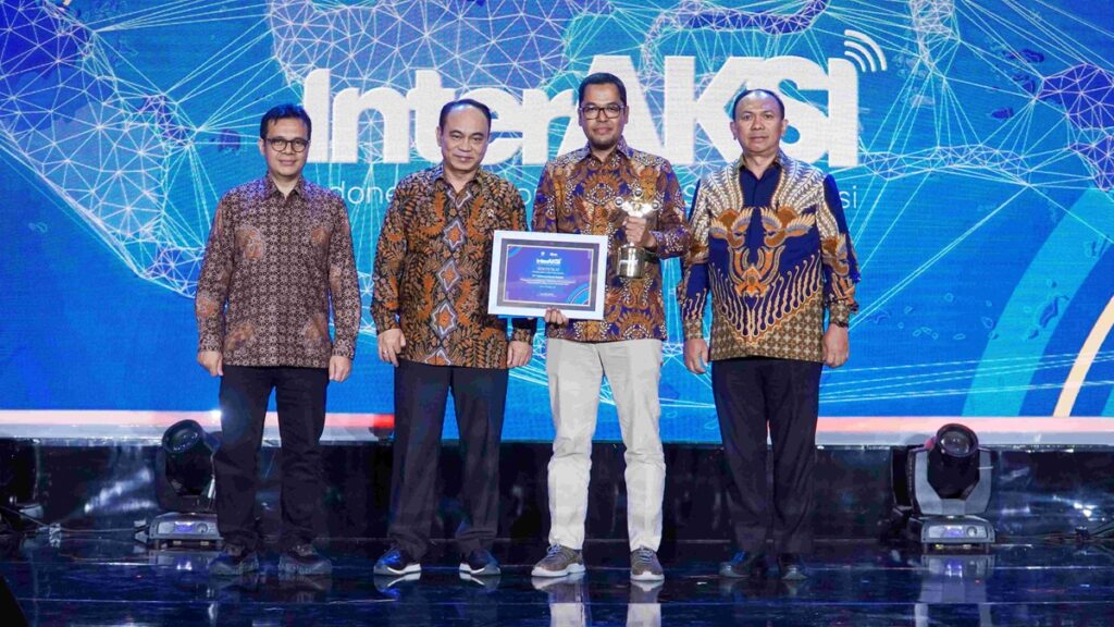 Wakil Menteri Kominfo, Nezar Patria; Menteri Kominfo, Budi Arie Setiadi; Direktur Keuangan dan Manajemen Risiko Telkomsel, Mohamad Ramzy dan Dirjen Penyelenggaraan Pos dan Informatika Kominfo, Wayan Toni Supriyanto. (dok. Telkomsel)