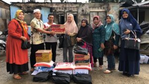 UPZ Semen Padang serahkan bantuan untuk dua unit rumah yang kebakaran. (dok. istimewa)