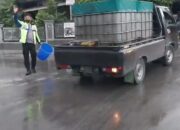 Pascaerupsi Marapi, Polresta Bukittinggi Bersihkan Material Abu Vulkanik di Jalan