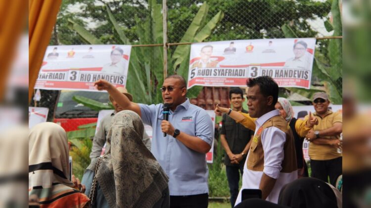 Andre Rosiade mengkampanyekan Prabowo-Gibran menang satu putaran kepada masyarakat di Sumbar. (Foto: Dok. Tim AR)