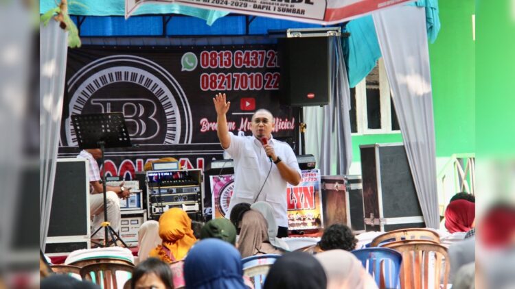 Ketua TKD Prabowo Subianto-Gibran Rakabuming Raka Sumatra Barat (Sumbar), H Andre Rosiade saat kampanye di Pantai Air Manis, Kecamatan Padang Selatan, Kota Padang. (Foto: Tim AR)