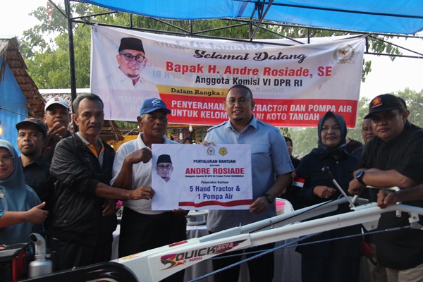 Anggota DPR RI asal Sumbar, H Andre Rosiade menyerahkan bantuan Alsintan kepada kelompok tani di Kota Padang. (Foto: Dok. Tim AR)