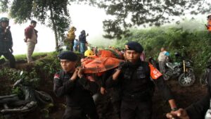 Petugas membawa jenazah korban erupsi Gunung Marapi di Nagari Batu Plano, Kabupaten Agam, Provinsi Sumatera Barat, Selasa (5/12/2023). (ANTARA FOTO/Muhammad Arif Pribadi/aww)