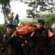 Petugas membawa jenazah korban erupsi Gunung Marapi di Nagari Batu Plano, Kabupaten Agam, Provinsi Sumatera Barat, Selasa (5/12/2023). (ANTARA FOTO/Muhammad Arif Pribadi/aww)