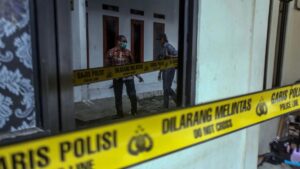 Refleksi warga melihat kondisi rumah kontrakan tempat terjadinya kasus pembunuhan empat orang anak di Jagakarsa, Jakarta Selatan, Kamis (7/12/2023). Pelaku terancam hukuman mati. (ANTARA FOTO/Yulius Satria Wijaya/nz)