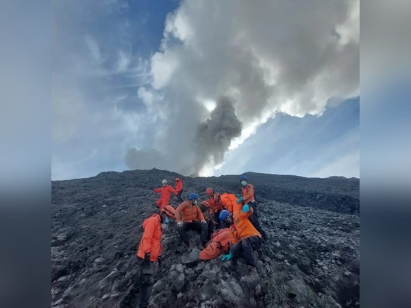 Evakuasi korban terdampak erupsi Gunung Marapi. (Foto: Dok. Basarnas)