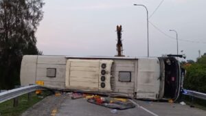 Bus terguling di Tol Cipali yang menyebabkan 12 orang meninggal dunia. (dok. detikcom)