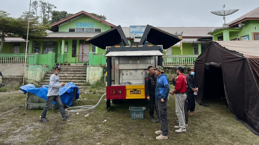 Dapur umum yang didirikan Polda Sumbar untuk membantu masyarakat dan tim pencari korban erupsi Gunung Marapi. (dok. istimewa)