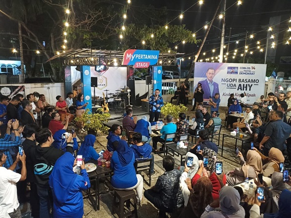 Ngopi Basamo Ketua Umum Partai Demokrat, Agus Harimurti Yudhoyono (AHY) di Kota Padang, Sabtu (9/12/2023) malam. (Foto: Dok. Lensa AHY)