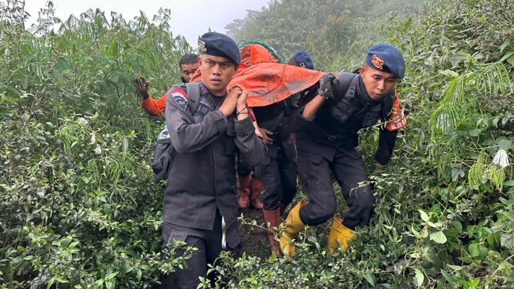 Evakuasi korban erupsi Gunung Marapi oleh Brimob Polda Sumbar. (dok. istimewa)