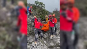Evakuasi korban erupsi Gunung Marapi oleh TRC Semen Padang. (dok. istimewa)
