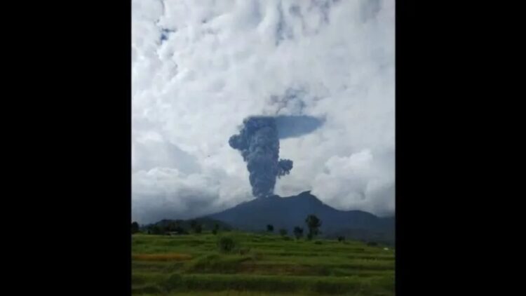 Gunung Marapi yang terletak di Kabupaten Tanahdatar, Sumatera Barat, dilaporkan erupsi pada Minggu pukul 14.54 WIB. (Antara/HO-Dokumentasi pribadi)