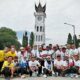 Direktur SIG Donny Arsal bersama jajaran Direksi SIG lainnya dan Jajaran Direksi PT Semen Padang foto bersama di Jam Gadang usai mengikuti Minang Geopark Run 2023 yang digelar di Kota Bukittinggi, Minggu (10/12/2023). (dok. Humas)
