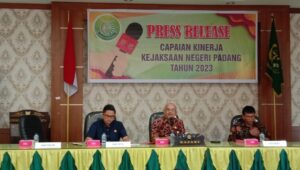 Konferensi pers capaian kinerja Kejari Padang selama tahun 2023. (Foto: Dok. Radarsumbar.com)