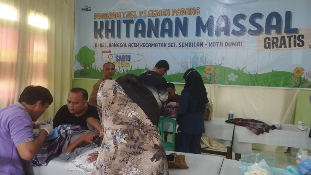 Khitanan massal PT Semen Padang di Dumai. (dok. istimewa)