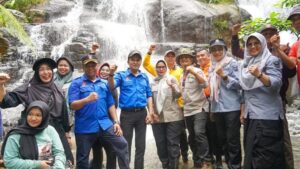 Wawako Padang sisa masa jabatan 2018-2023 dan jajaran Pemko Padang berkunjung ke Air Terjun Sarasah. (Foto: Dok. Prokopim)