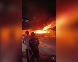 Kebakaran yang menghanguskan rumah dan gudang rongsokan di Padang pada Jumat (15/12/2023) dini hari. (Foto: Dok. Istimewa)