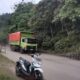 Salah satu ruas jalan yang rusak akibat lalu lintas truk pembawa batu bara menuju PLTU Teluk Sirih di kawasan Teluk Kabung Tengah. (Foto: Dok. Radarsumbar.com)
