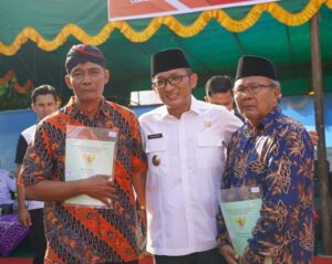 Wali Kota Padang, Hendri Septa (tengah) menterahkan sertifikat redistribusi tanah kepada 342 warga Limau Manih Selatan, Kecamatan Pauh. (Foto: Dok. Prokopim)