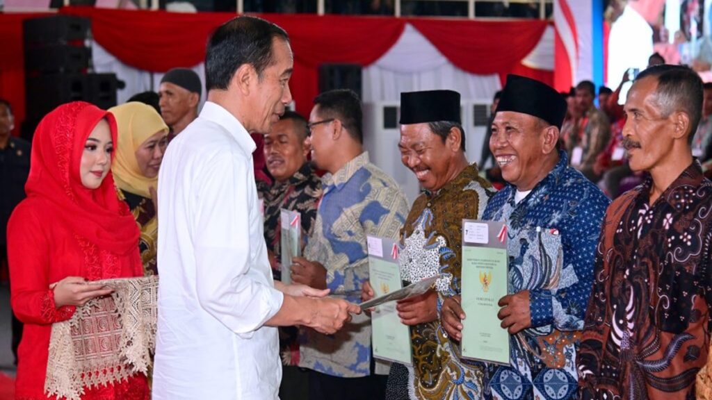 Presiden melakukan penyerahan sertifikat tanah untuk rakyat yang digelar di Gelanggang Olahraga (GOR) Delta, Kabupaten Sidoarjo, Provinsi Jawa Timur, pada Rabu (27/12/2023). (Foto: Muchlis Jr/BPMI Setpres)