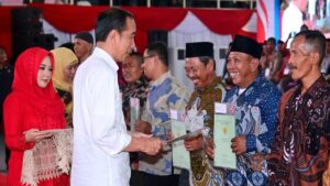 Presiden melakukan penyerahan sertifikat tanah untuk rakyat yang digelar di Gelanggang Olahraga (GOR) Delta, Kabupaten Sidoarjo, Provinsi Jawa Timur, pada Rabu (27/12/2023). (Foto: Muchlis Jr/BPMI Setpres)